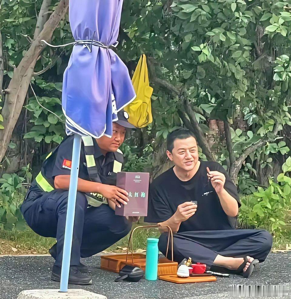 去年暑假，我在小区楼下遛狗，亲眼看到过李亚鹏在绿化带的人行道上，双腿盘坐在地上直