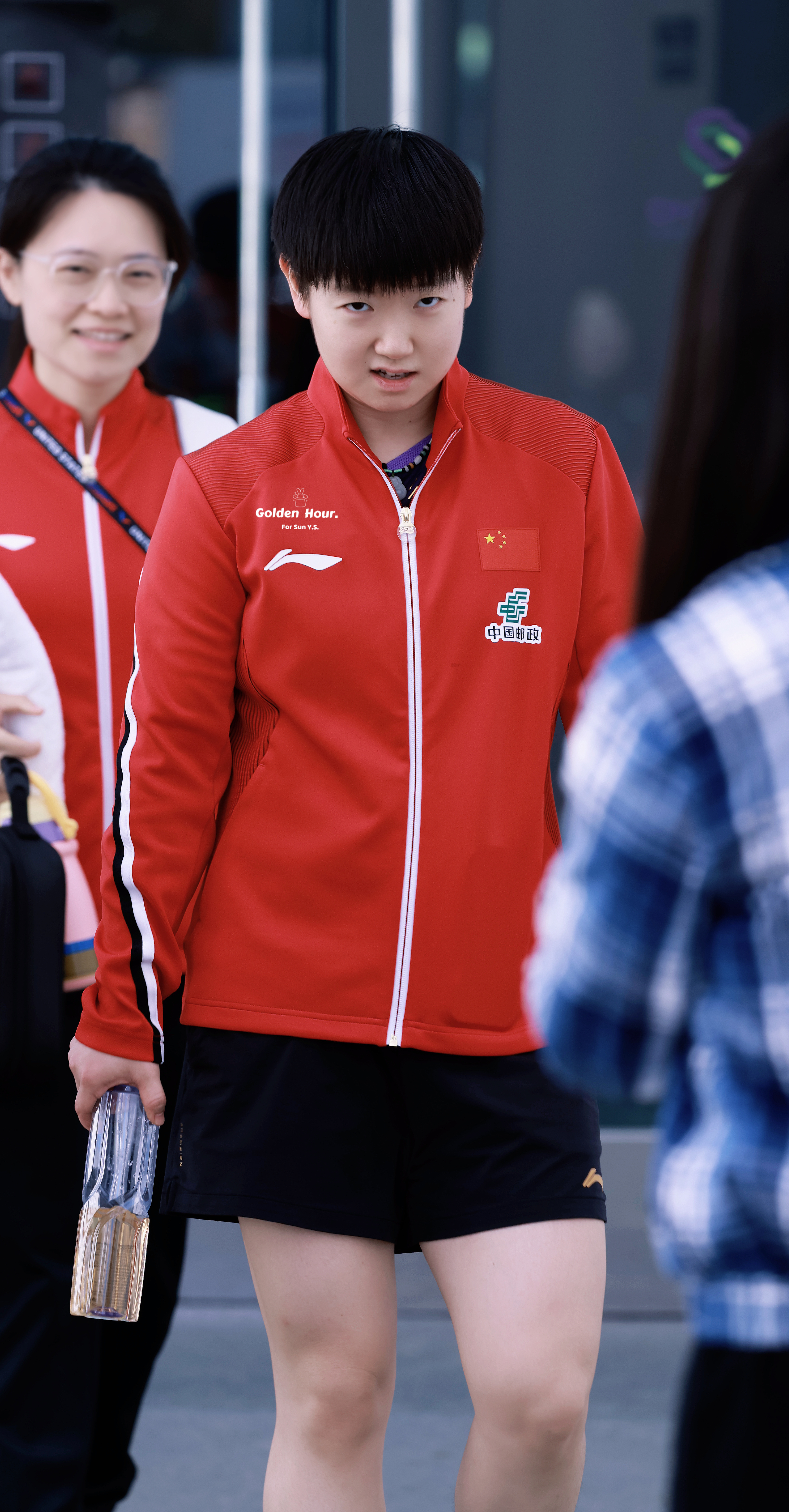 来哄孩子了 