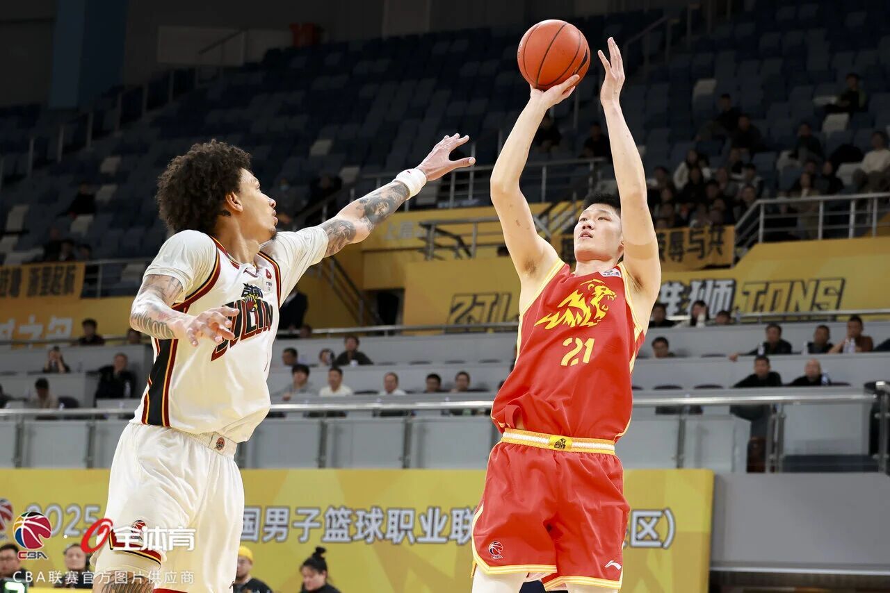 昨晚胡金秋带伤复出，顶着肌肉拉伤打了29分钟，贡献21分7篮板3助攻，帮助球队拿