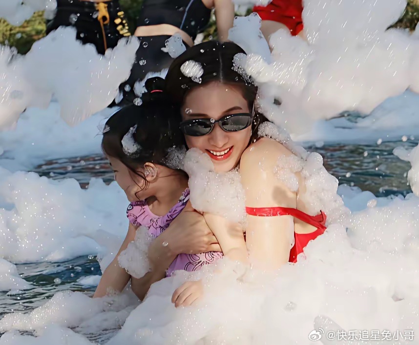 钟嘉欣晒出了她与女儿的泡泡浴派对！ 