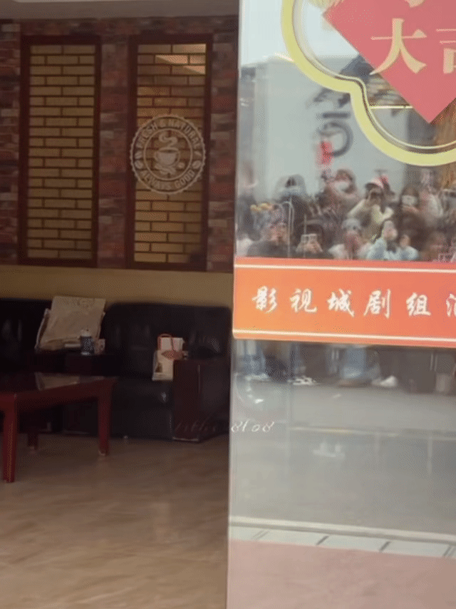 因为裤带子散了 孩子踮脚跑进去 咋那么萌 