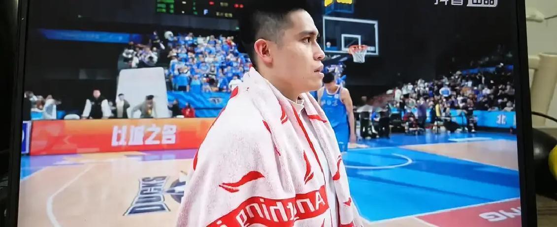 新疆队，彻底掉坑里了。
刘炜手里没牌，硬撑帅位。阿布都伤后心气散，西尔扎提磨磨