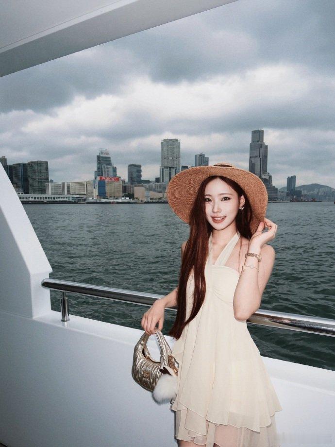 小S二女儿晒香港旅行照 小S二女儿晒香港之旅美照，好漂亮呢~  小S二女儿晒香港