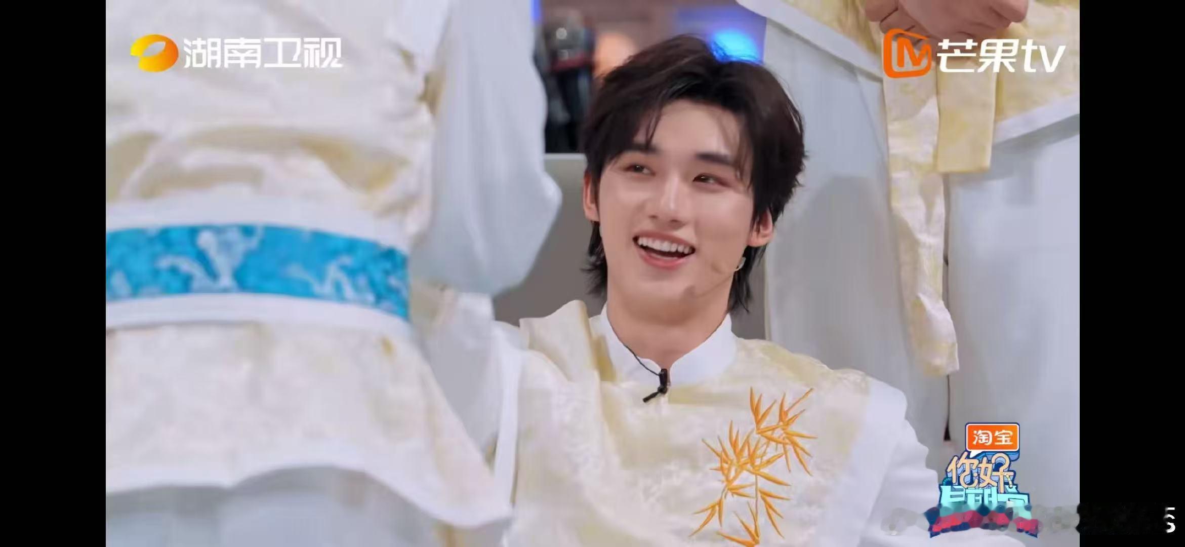 杨洋[超话] 杨洋拜丁程鑫为师杨洋拜师小丁这嘴角，杨洋一拜师就笑得跟个开心果似的