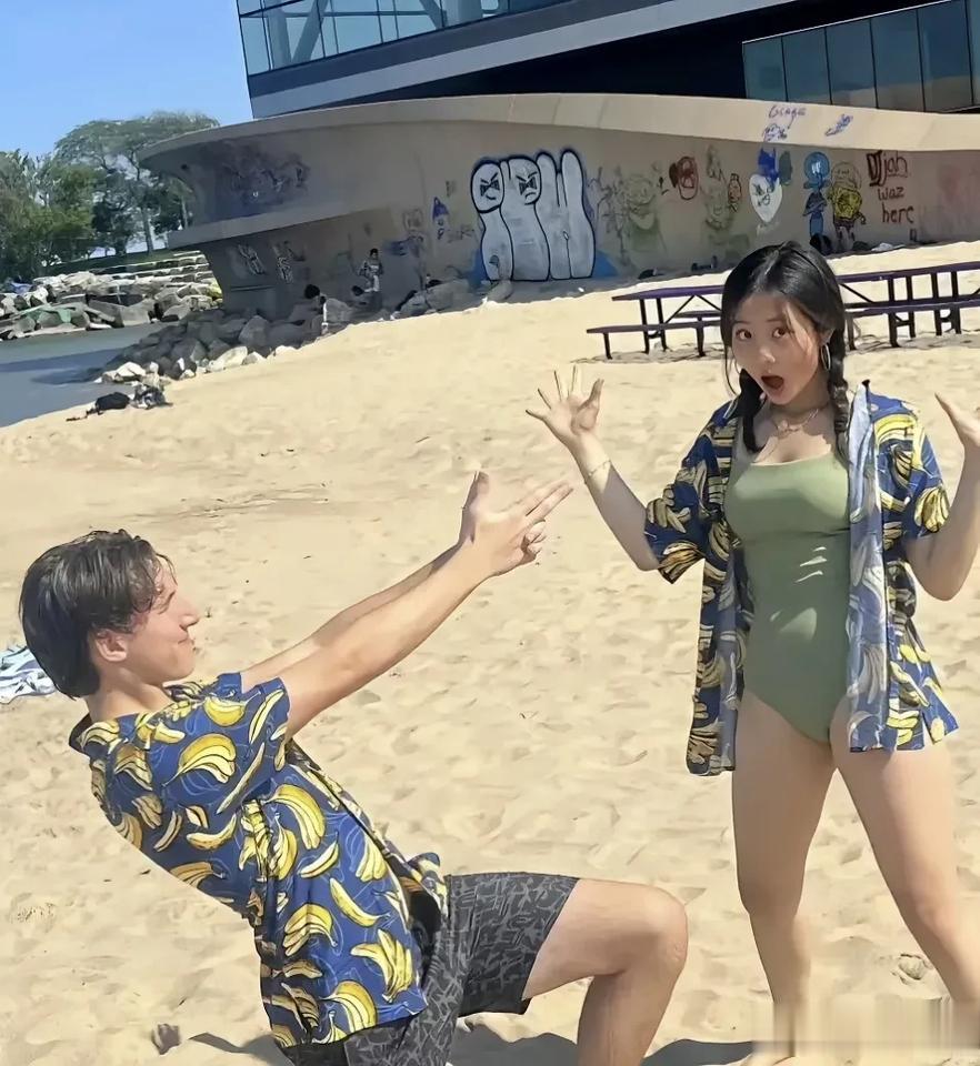 黄多多是黄磊和孙莉的女儿，她是一位非常有青春活力的年轻女孩，外表阳光灿烂，充满青