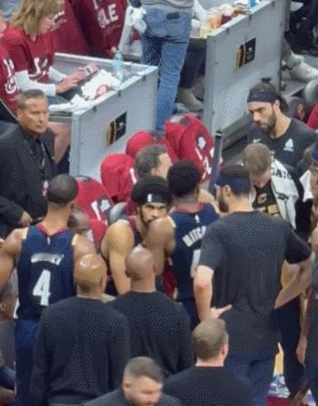 NBA 米切尔给队友鼓劲 只有阿伦点头 其他人已经漠然 