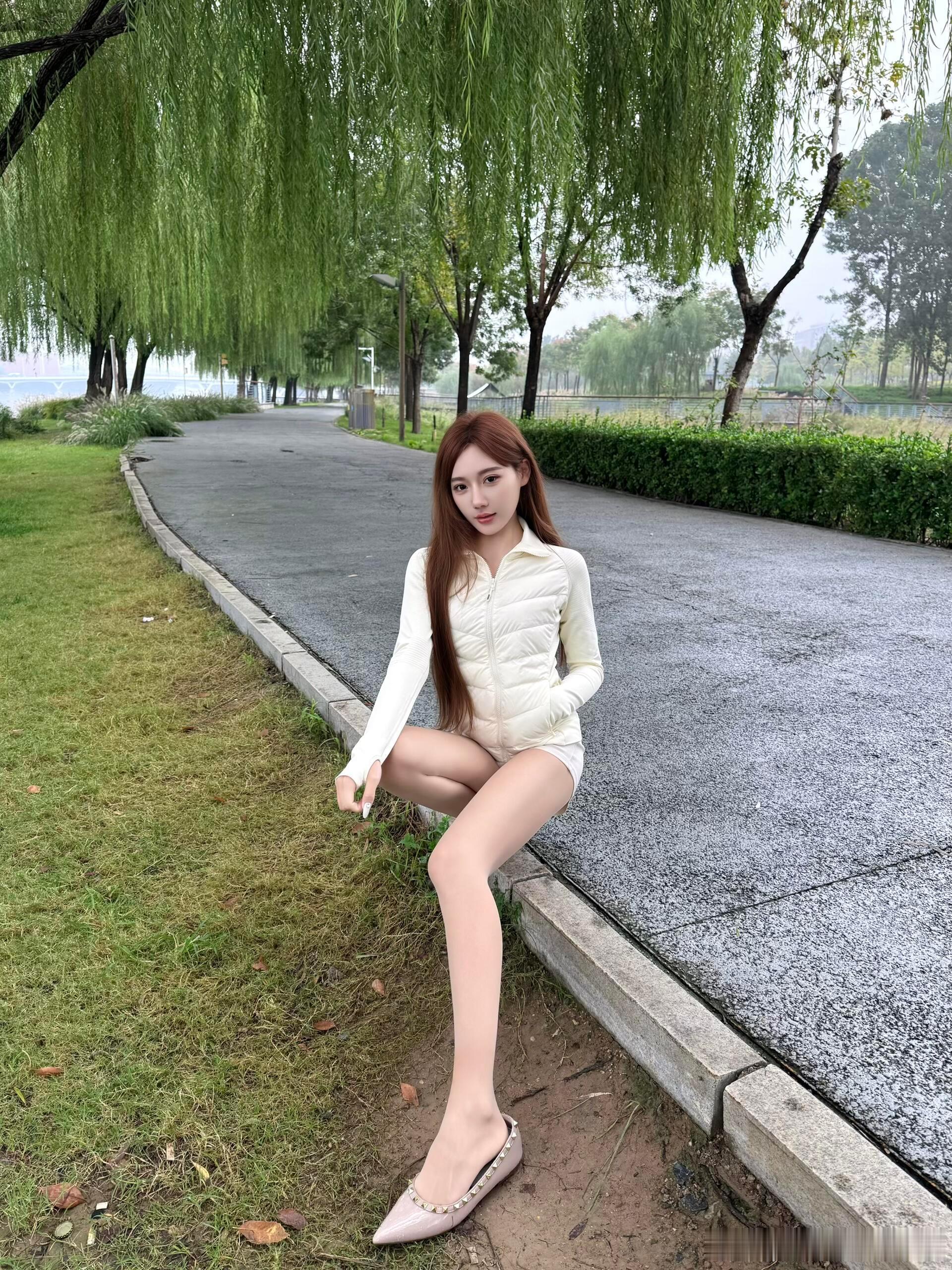 上身羽绒服，下身穿丝袜，你猜到底是冷不冷？ ​​​
