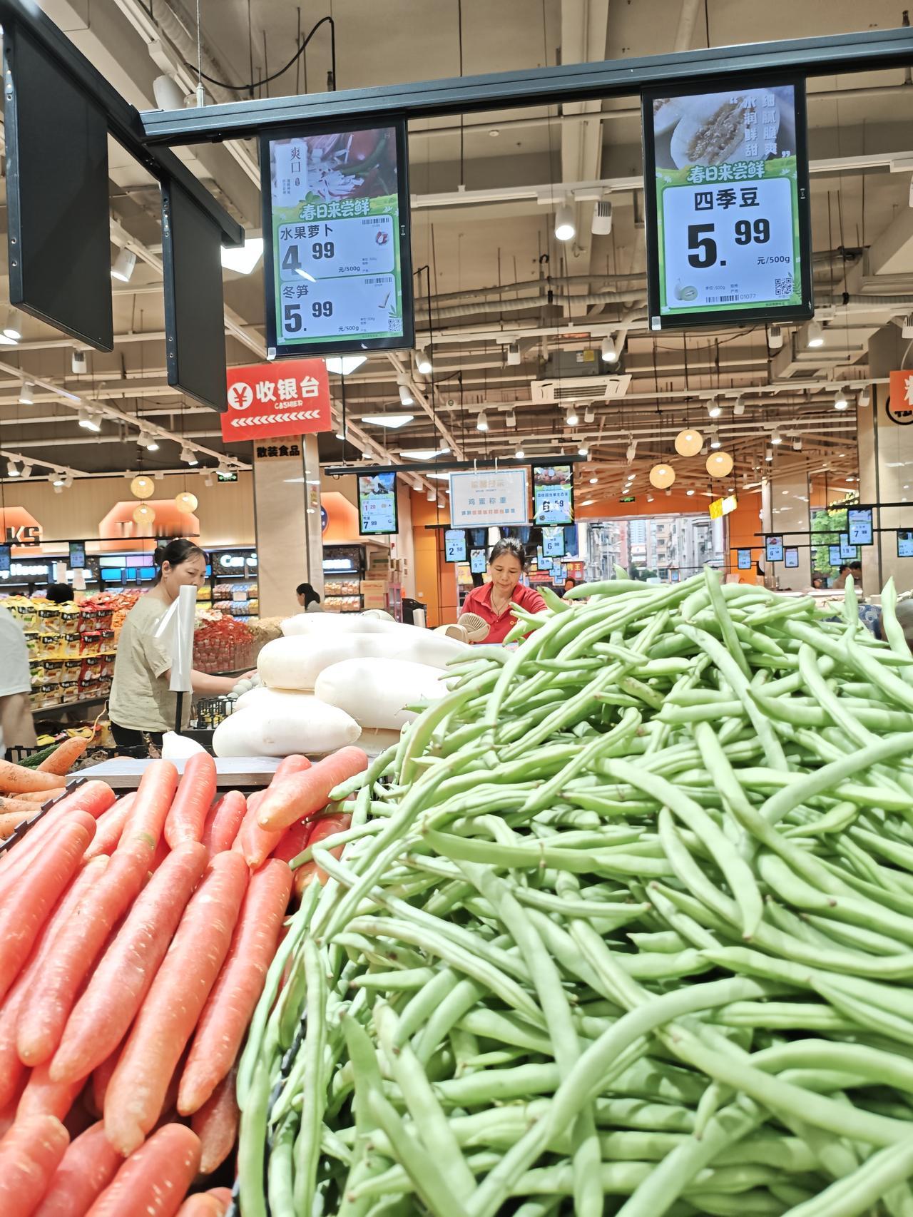 晒出你的本地生活今日继续逛超市，分享一下我们本地菜价：四季豆5.99元1斤，水果