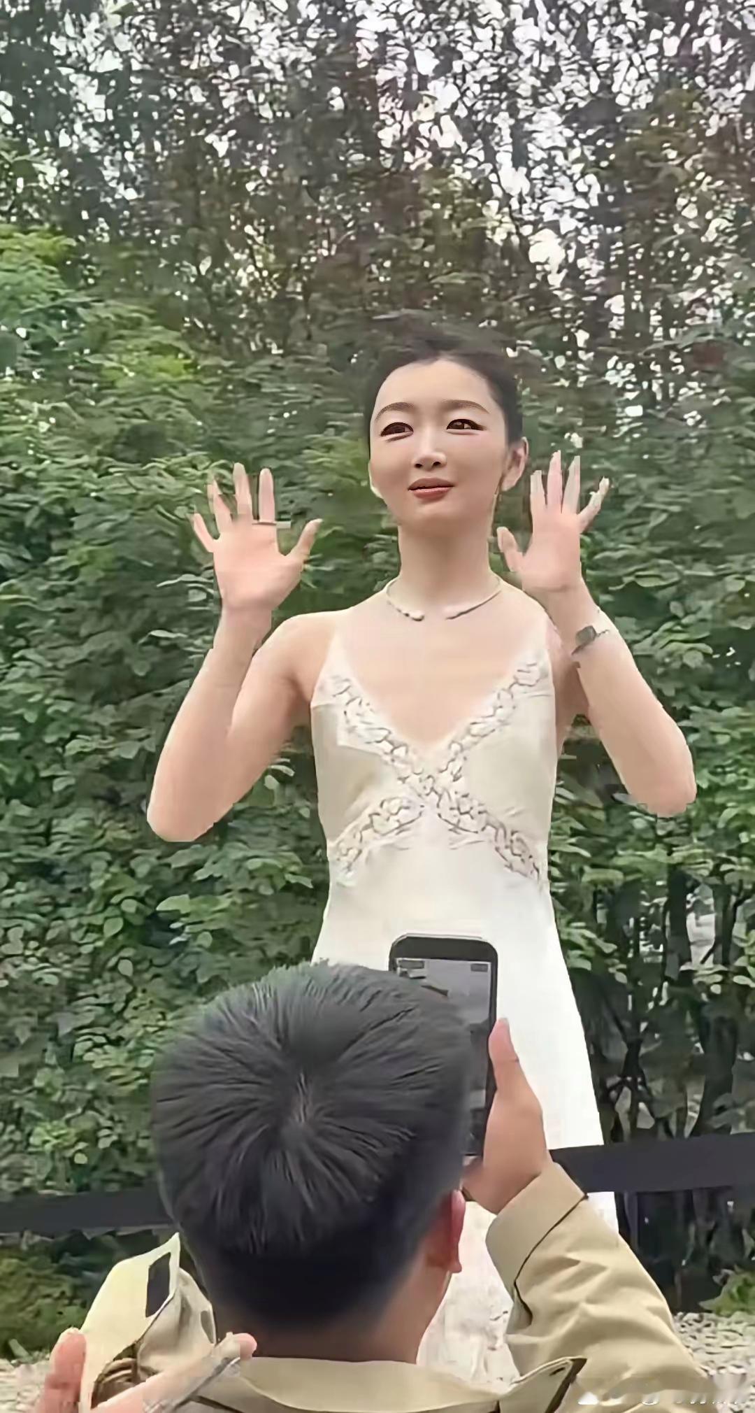 周冬雨这身材到底是怎么长得，真是绝了？ ​​​