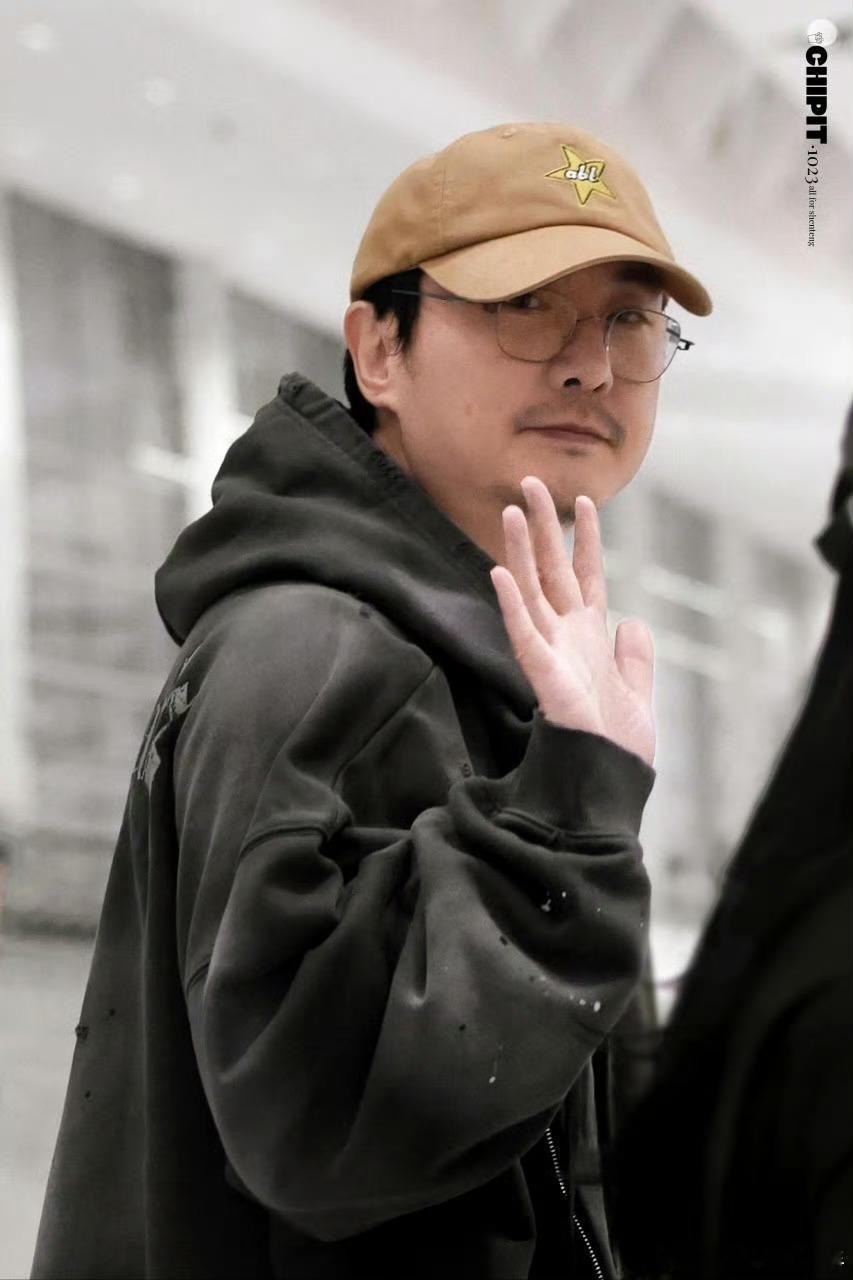 咱们军艺校草沈腾老了也是法拉利，也有专属站姐了，机场路透帅出新高度，直接秒变爱豆