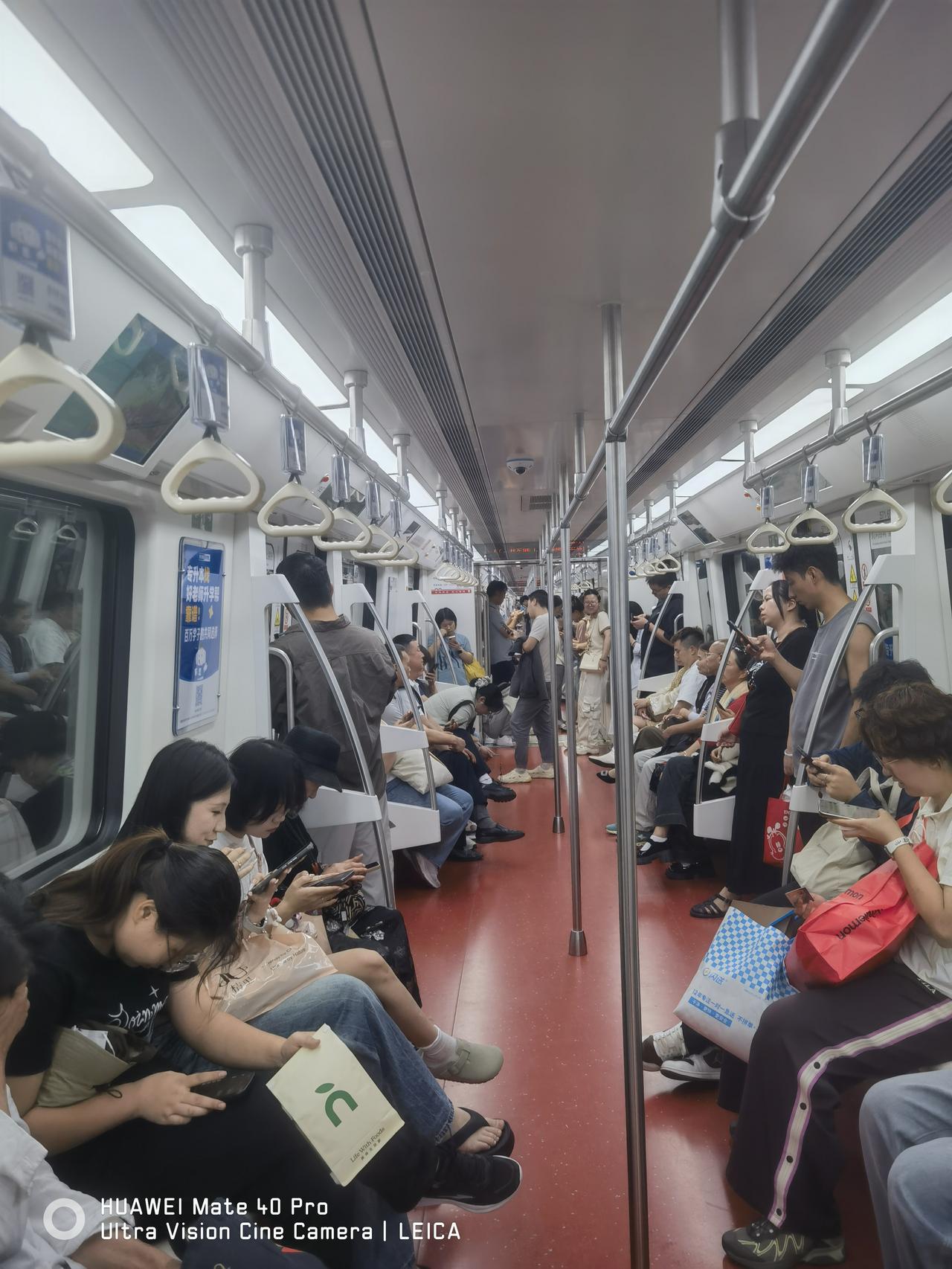西安地铁客流量之冠2号线每天运送90万人是如何做到的？
      这是周二晚上