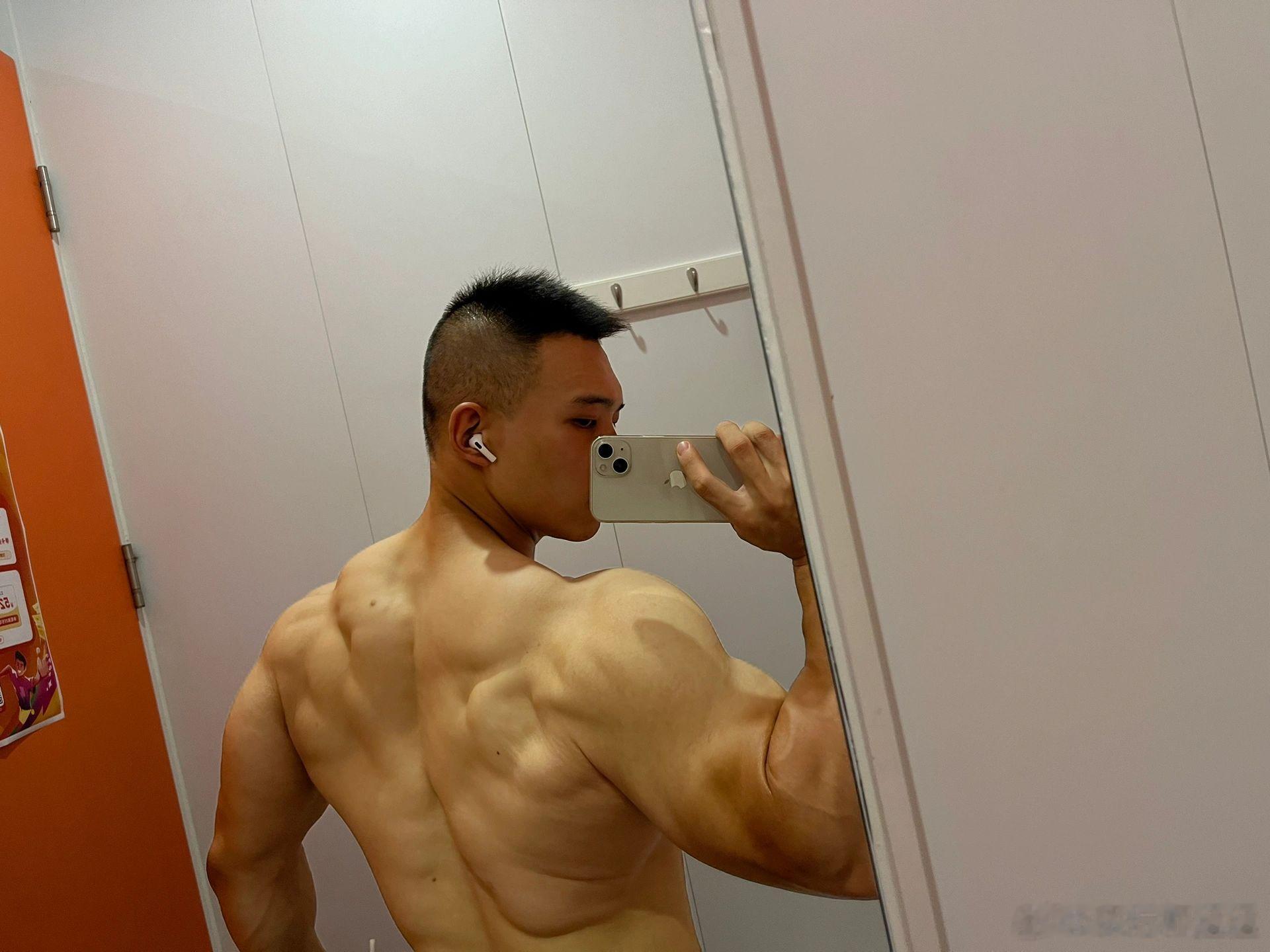 肌肉男神软软运动就是坚持健身打卡健身