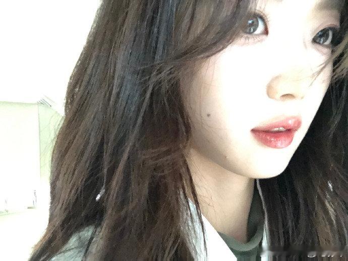 孙千古早味自拍孙千的痣好性感 ​​​孙千车内高曝光自拍释出，氛围感直接拉满！满满