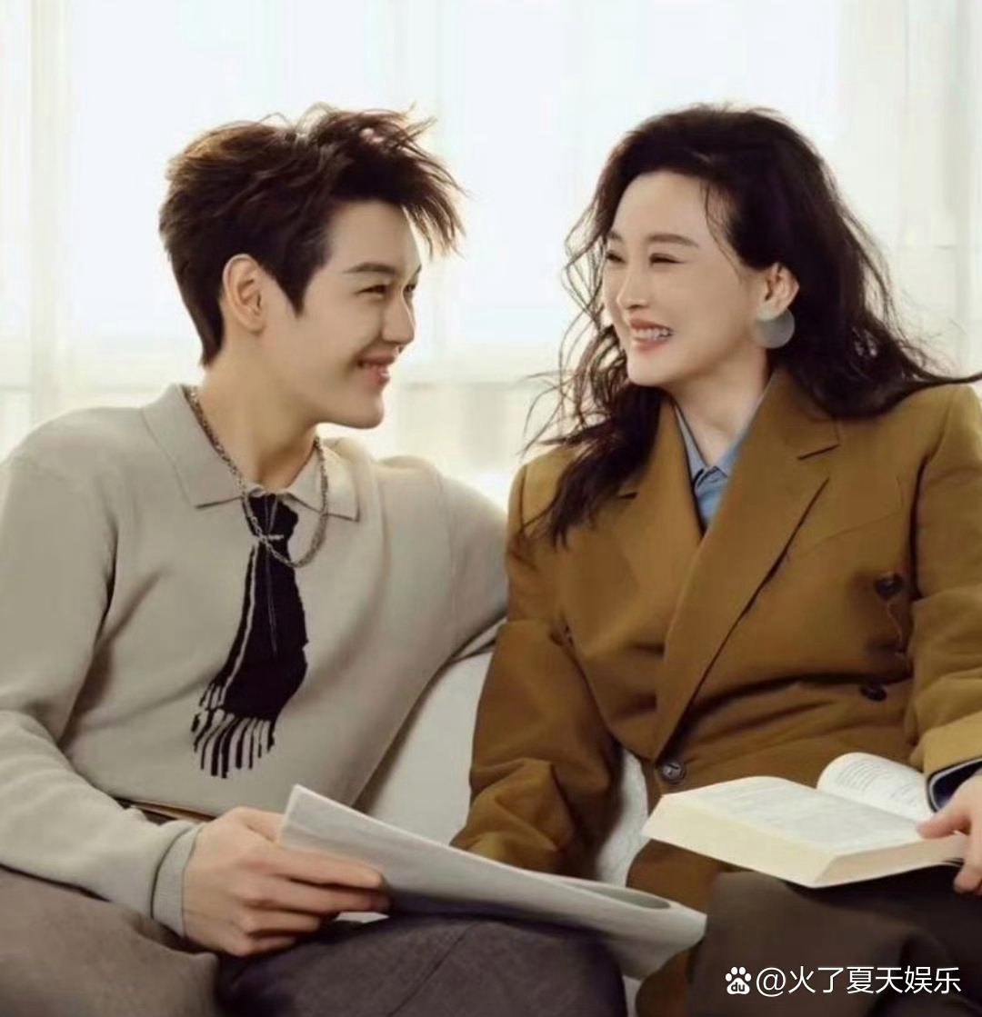 王艳携儿子拍摄杂志大片，对比儿时模样，母子二人如今变化巨大。 