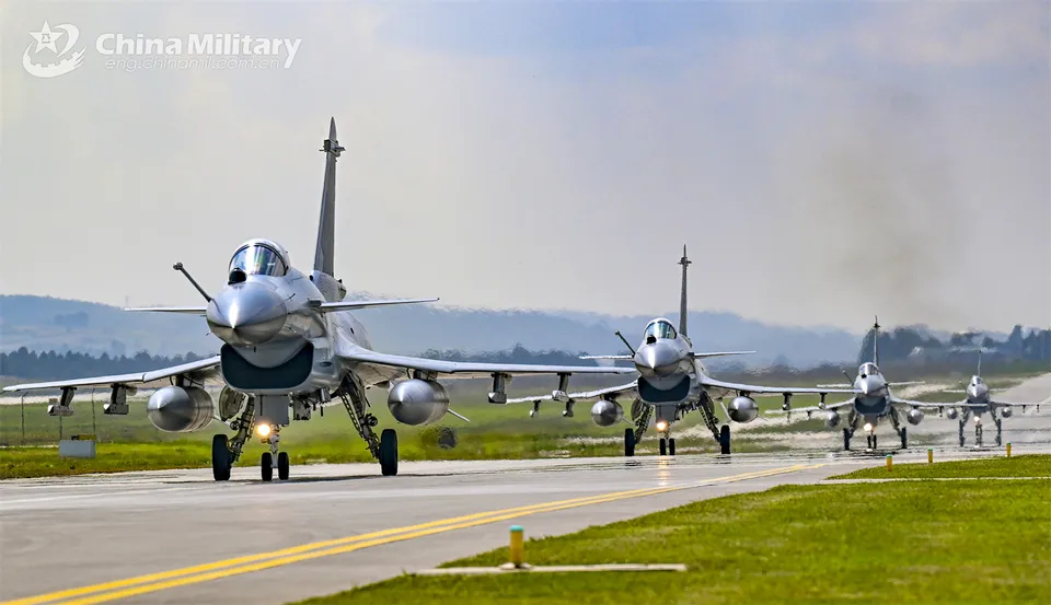 空军航空兵某旅开展飞行训练。（英文中国军网/尚洁岩 摄） 武器装备  空军[超话