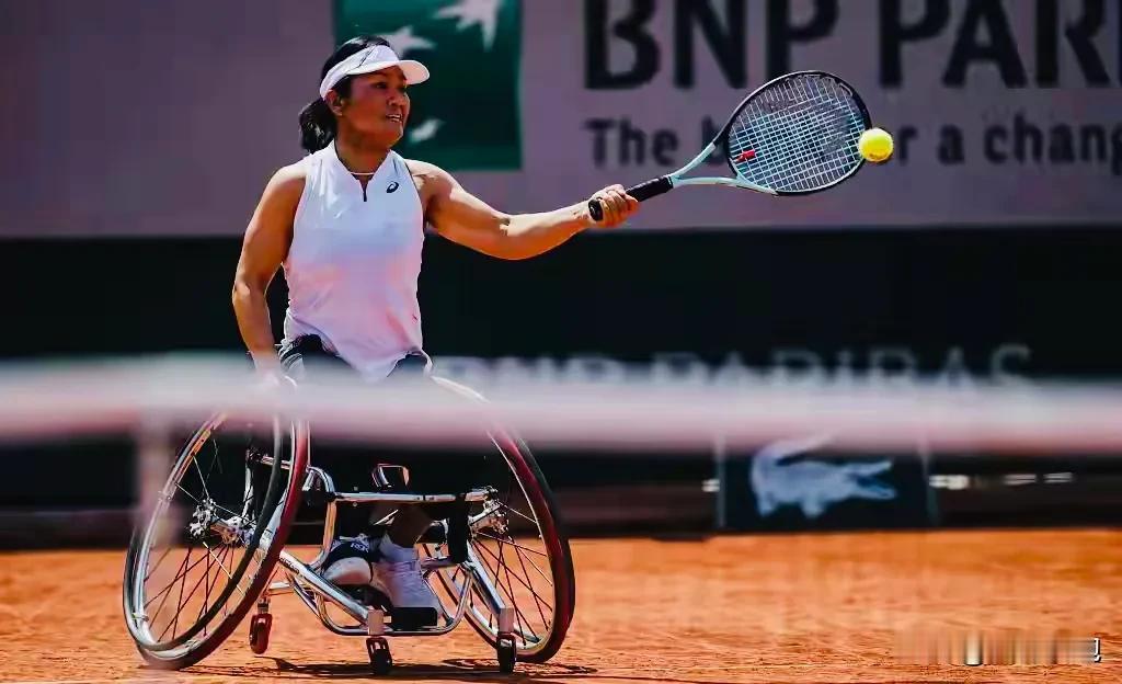 中国🎾球员在本次法网走得最远的是朱珍珍，在轮椅组女子单打决赛中，她以6-4、2