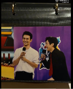 前辈的鼓励最是暖心！成龙大哥送给王凯的相册，藏着合作时的点滴与认可，也见证着好演