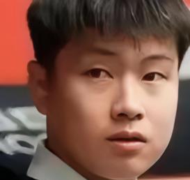 奖杯收进柜子那天，他没发朋友圈。
不是不配，是不敢碰。2021年英锦赛冠军，两年