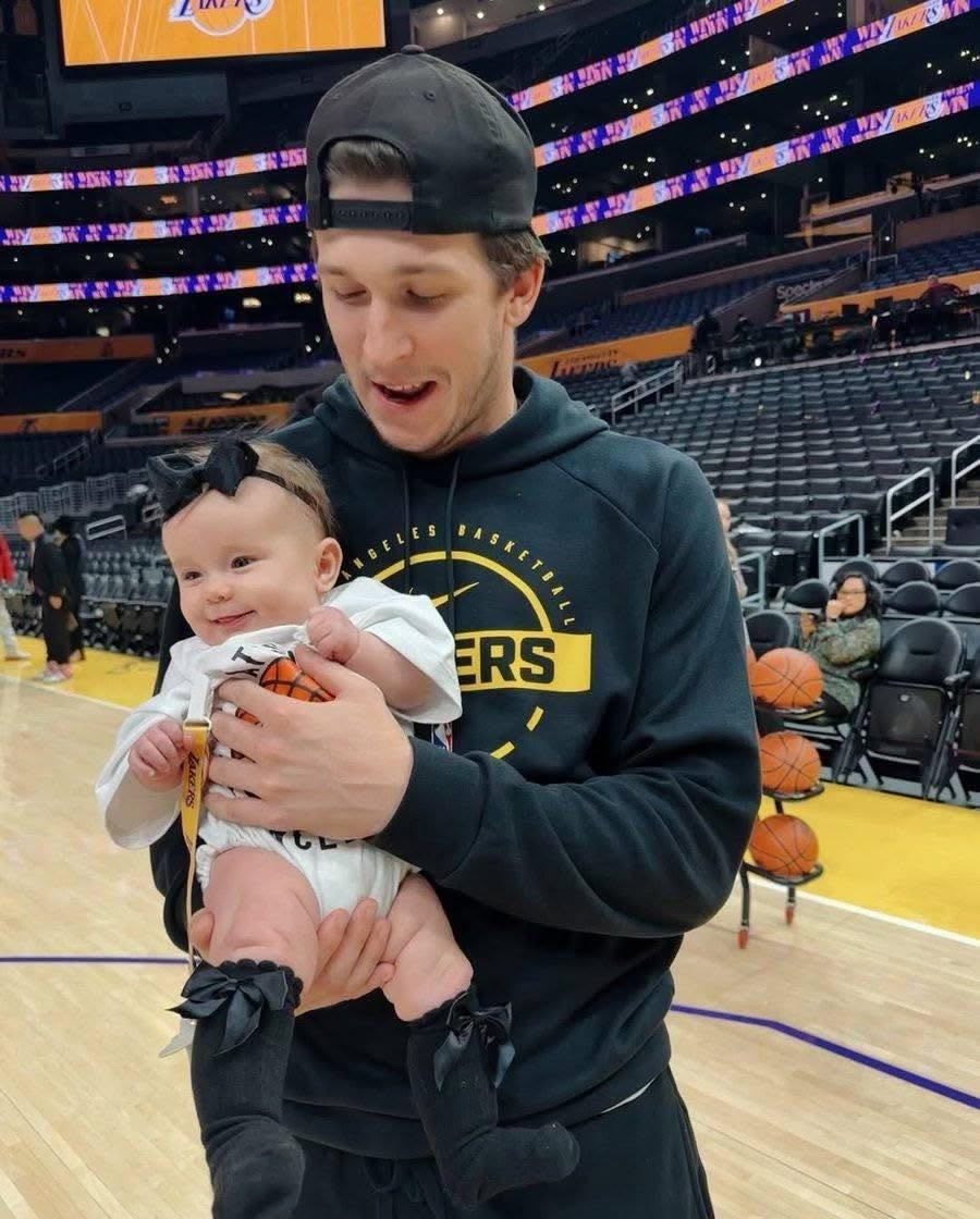 32分的球衣，市值3万美元，里夫斯却直接塞进侄女鲁比怀里，只写一句“我爱你”。