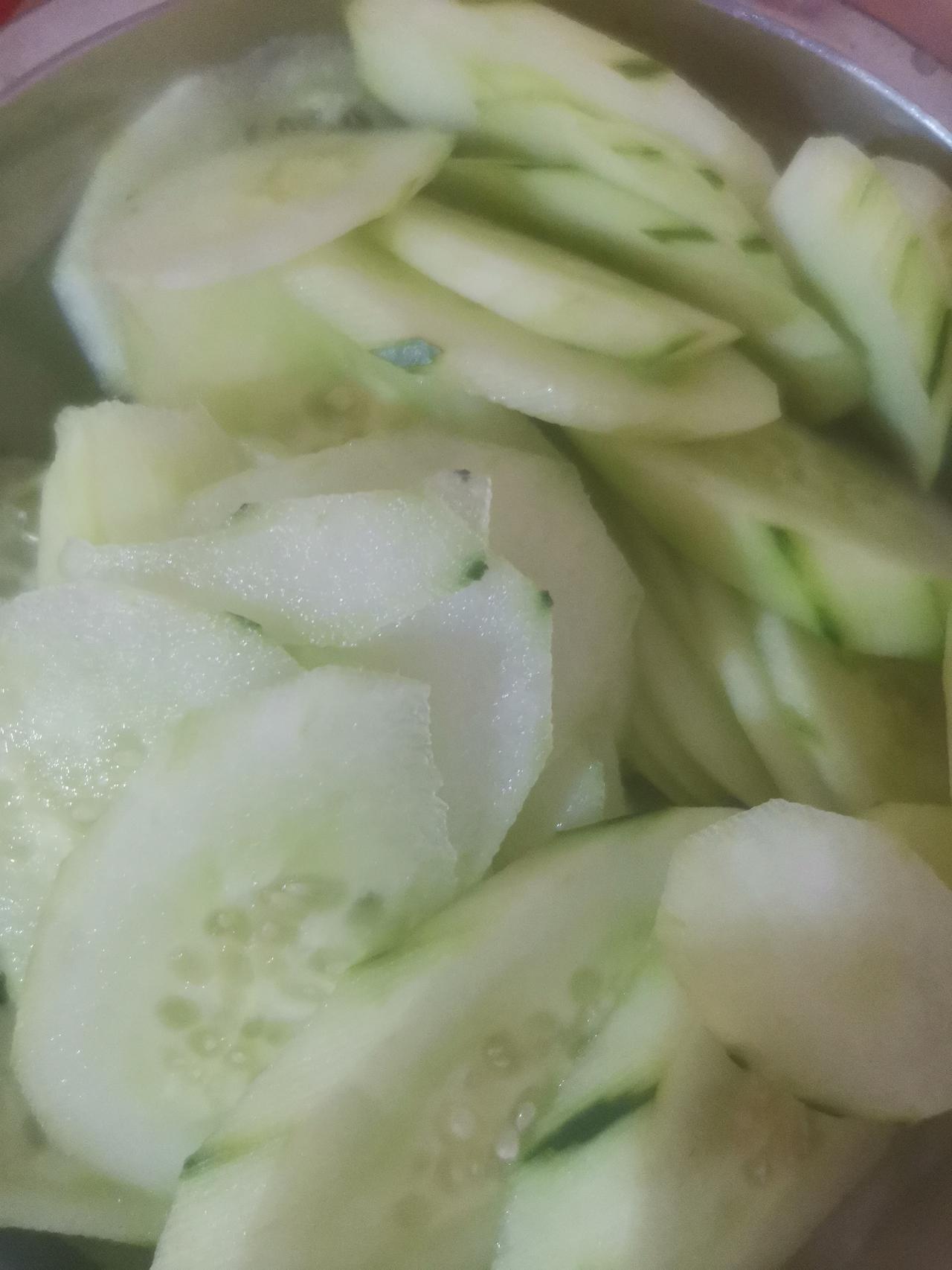 上午十点去我妈家。
十一点才开始洗切菜。
切藕片、黄瓜片、丝瓜片、茄子条。
然后