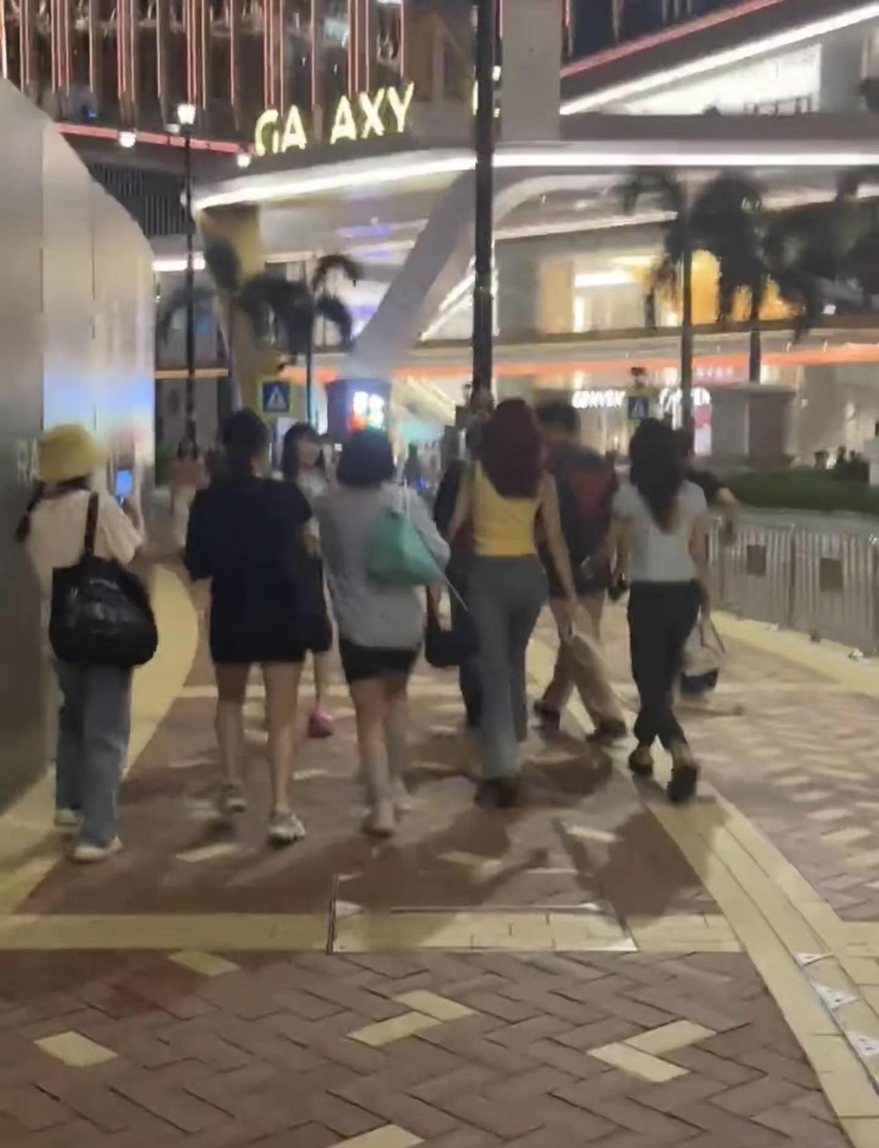 申有娜穿牛仔裤的路人视角！ 申有娜 牛仔裤 每个动作都是用汗水换来的 哪里都是舞