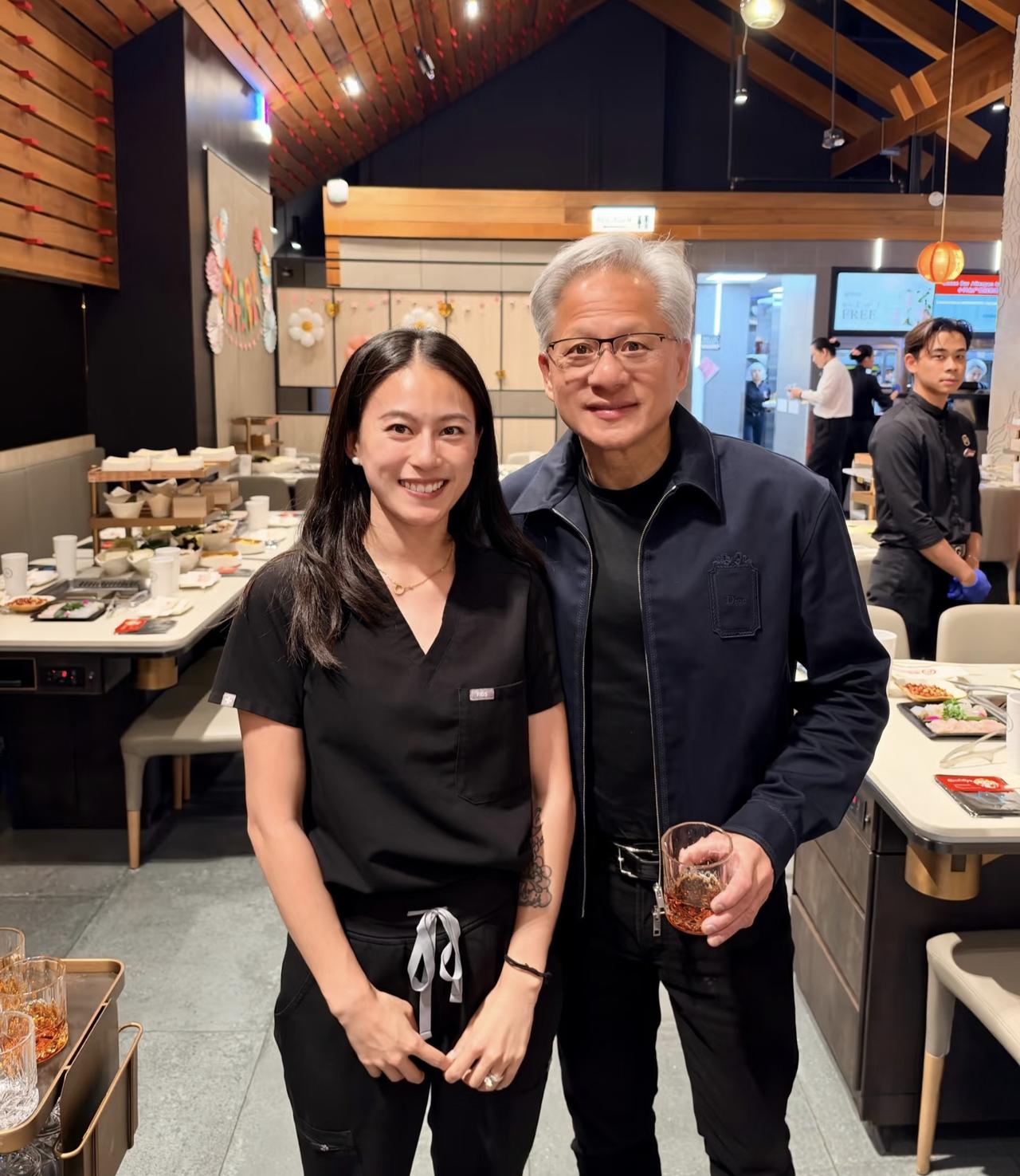 63岁英伟达总裁黄仁勋现身美国硅谷一间餐馆吃海底捞火锅，他当天大手笔包了半个餐馆