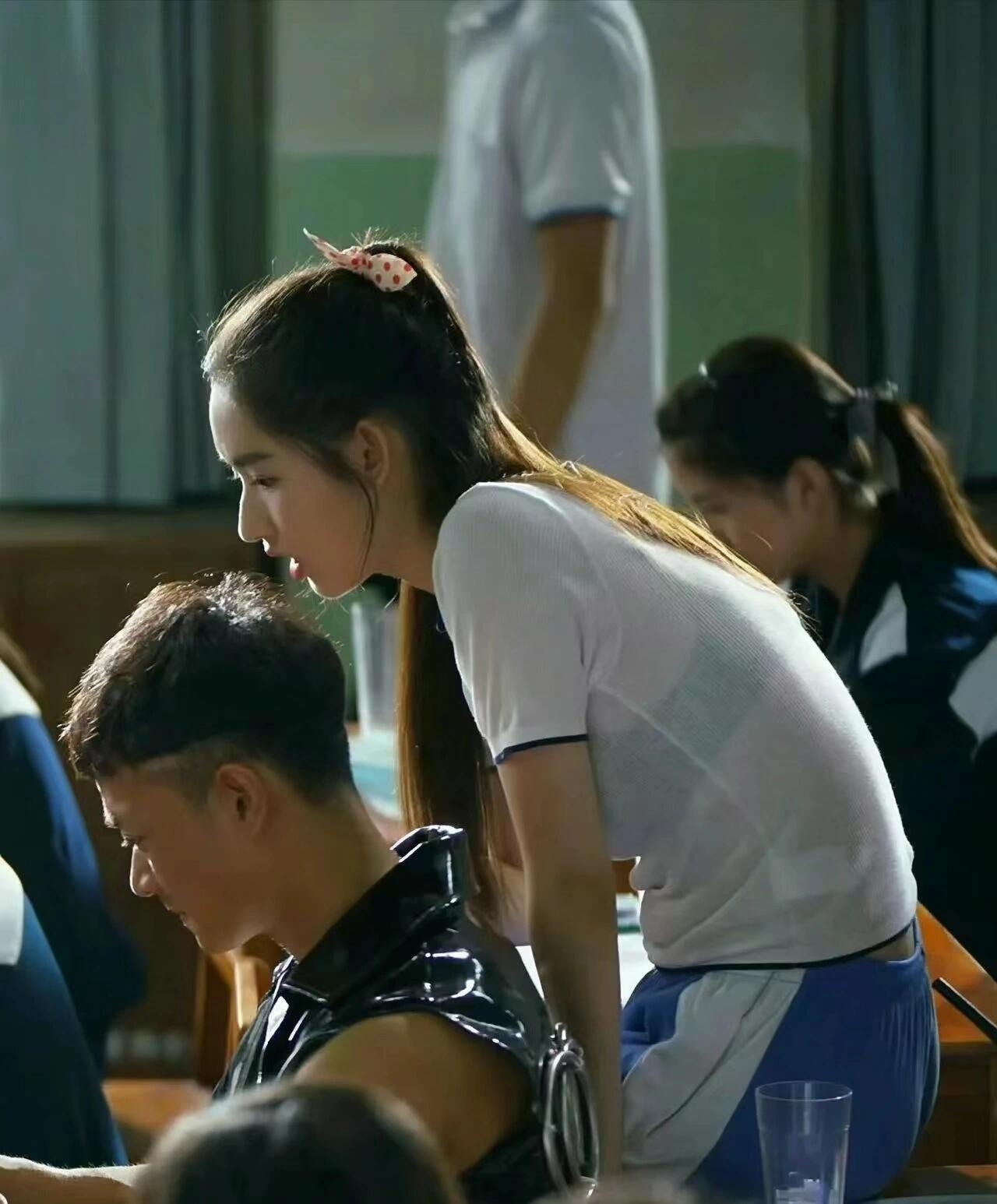 《遇见你真好》中王玉雯的校服被大家吐槽了青春期的女生这样穿确实太露了真正上高中的