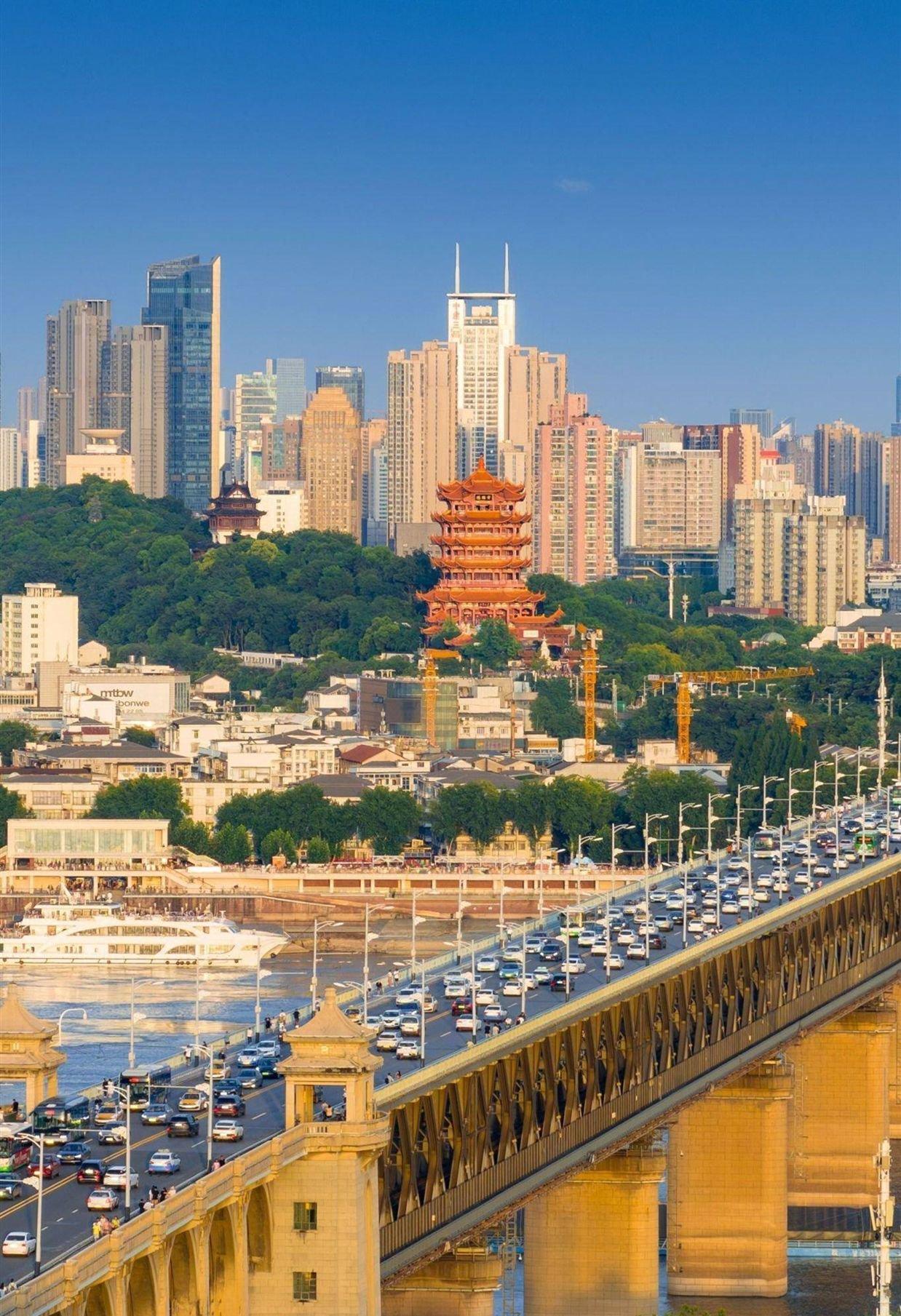 在中国，每座城市都有自己的称号。“九省通衢”正是武汉最著名的别称。这形象概括了其