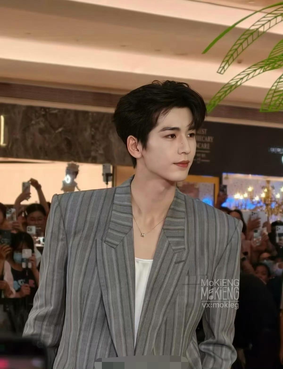 粉底液将军人气爆棚！深圳壹方城被围得水泄不通，资本造星太离谱。粉底液将军的热度真