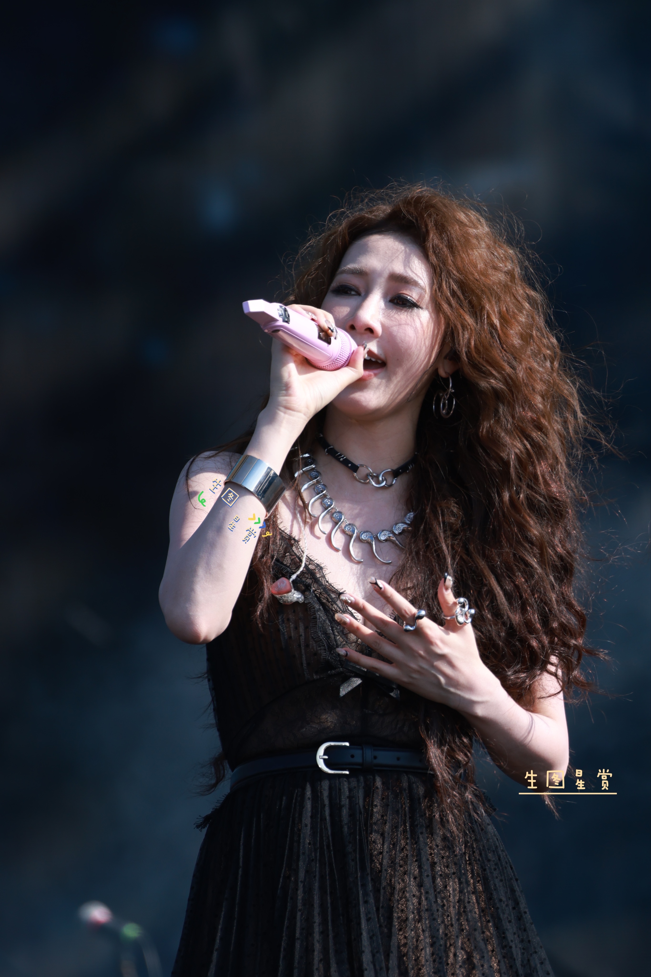 弦子芭莎音乐嘉年华蓬松卷发自带氛围感🤎🖤现场燃烧这炽热一夏🎵🔥🍃 ​​