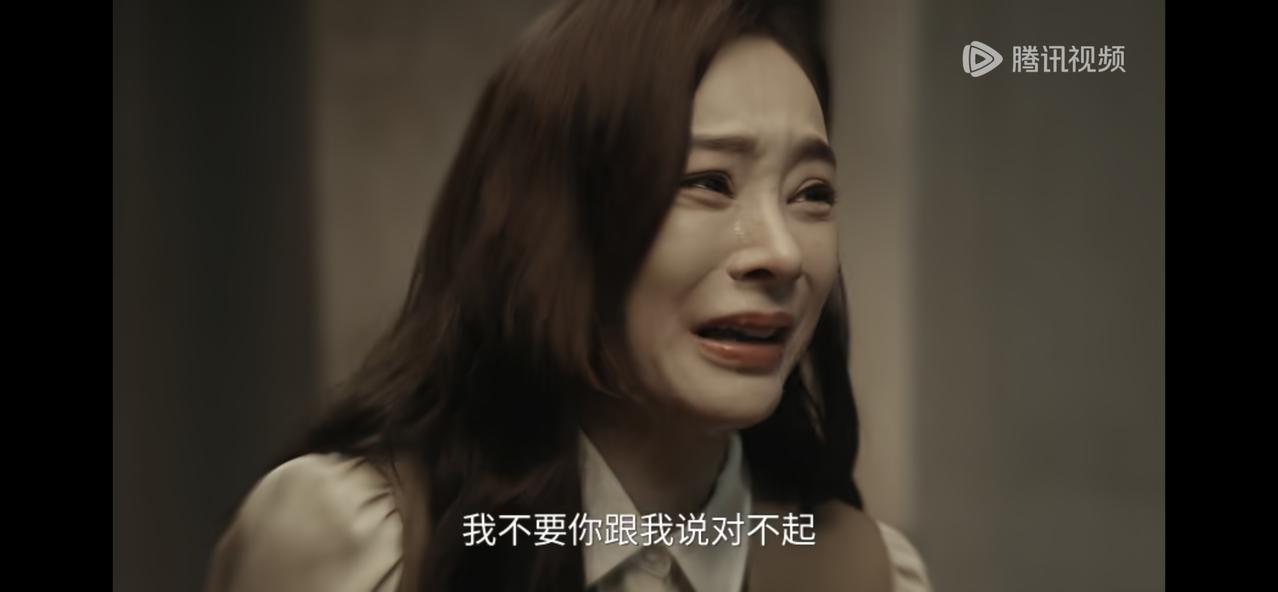 《她的盛焰》饶雨瓷满脸是血，手扶着墙，每走一步都钻心的疼，她不能打电话给陈默，也