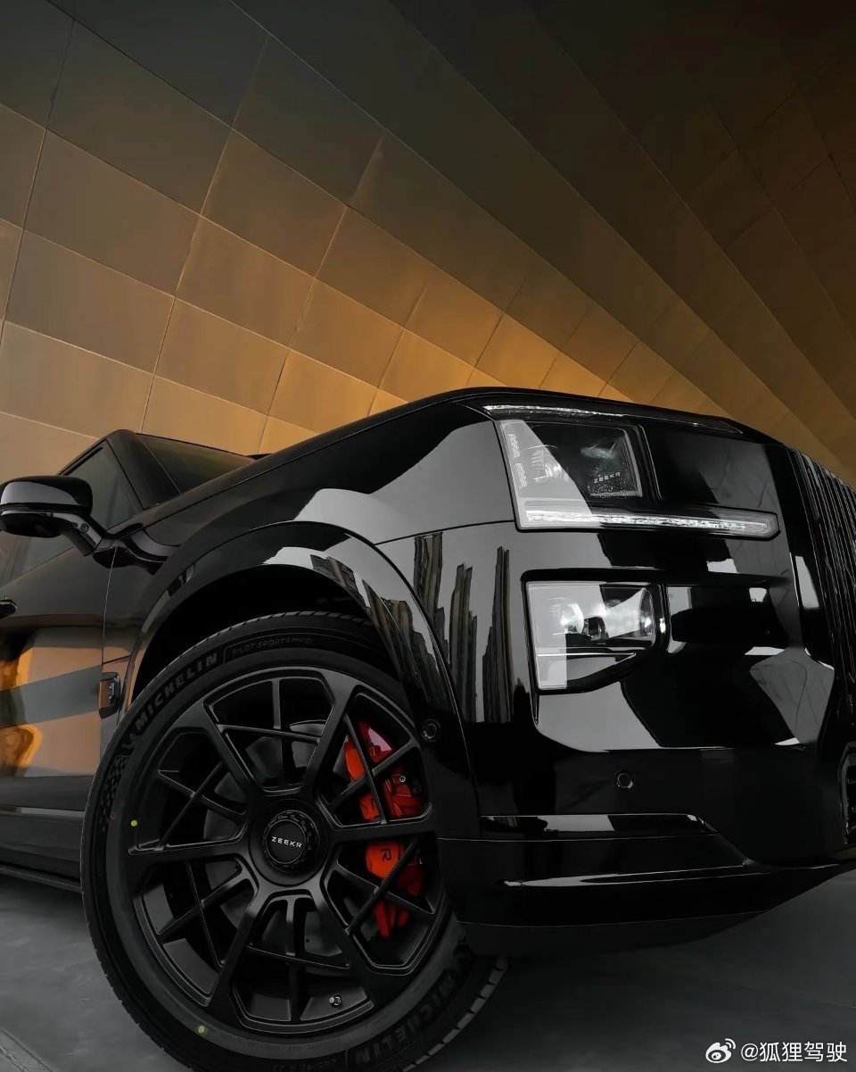 全黑车身气场拉满，直瀑式格栅尽显豪华，运动轮毂搭配红色卡钳，硬核与优雅并存，国产