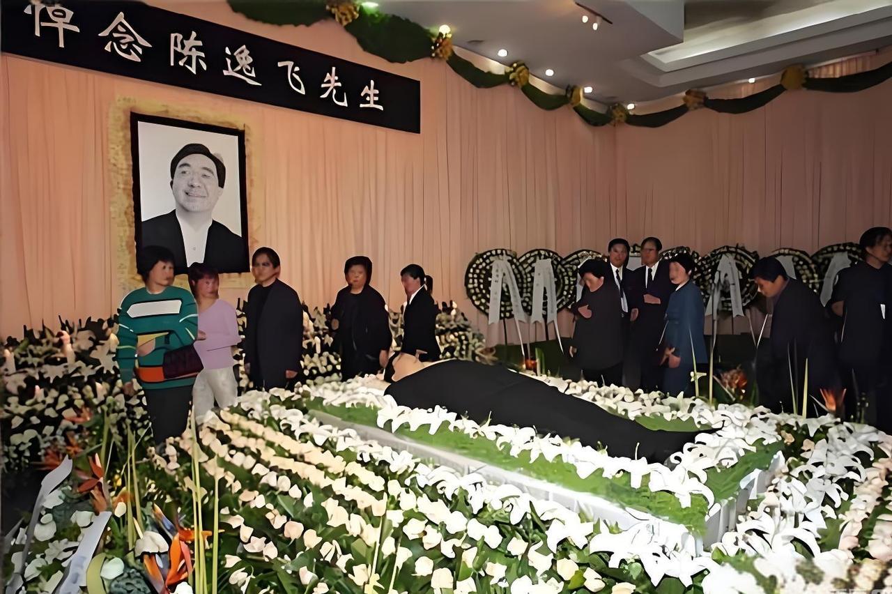 导演陈逸飞葬礼上，一张罕见的留影，拍摄于2005年4月20日，地点在上海龙华殡仪