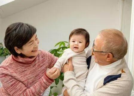 这外婆太聪明了，不愿给女儿带娃。
吴大姐退休了10年，现已65岁，她很会享受晚年