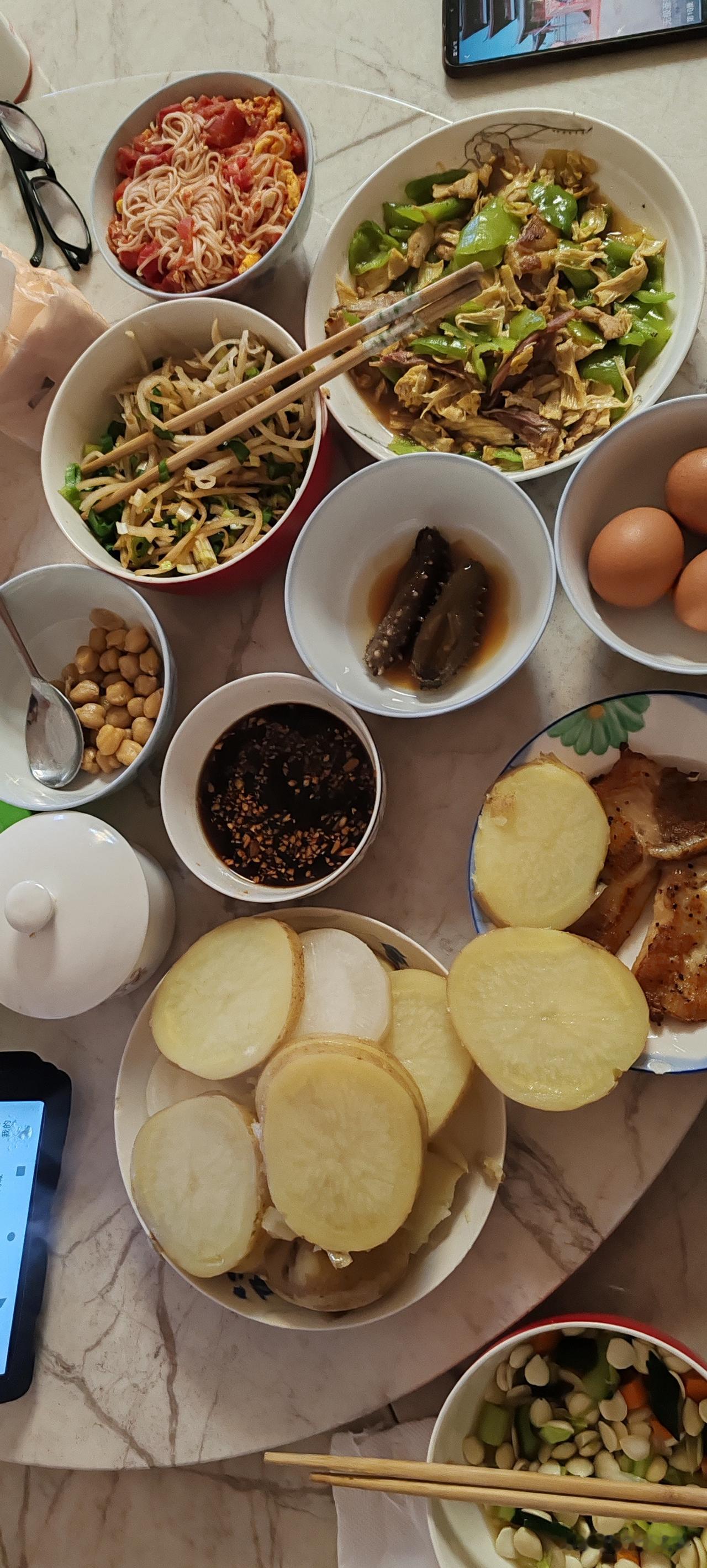 下图片中的饭菜，
是来到延庆后的每天吃喝，
别以为我是炫耀，
真实的感受，
确实