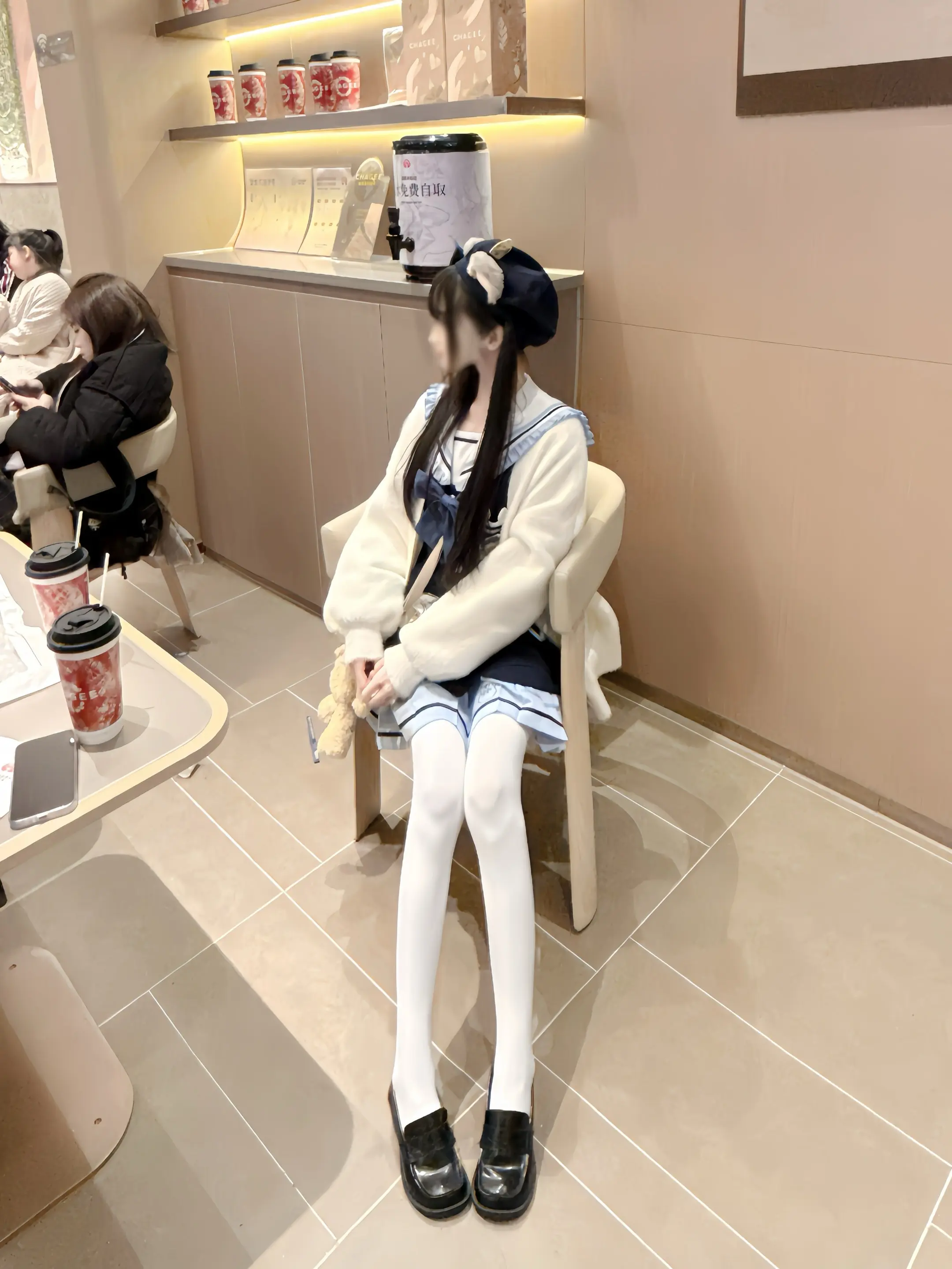 你又开始扮演一个把爱看得很淡漠的人 但其实得到与失去对你来说都太重要了