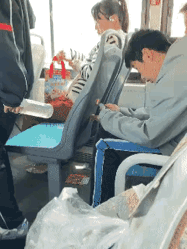 真让人捏把冷汗！
甘肃庆阳一名男孩，竟在公交车上拿着打火机反复点燃座椅，靠背被烧