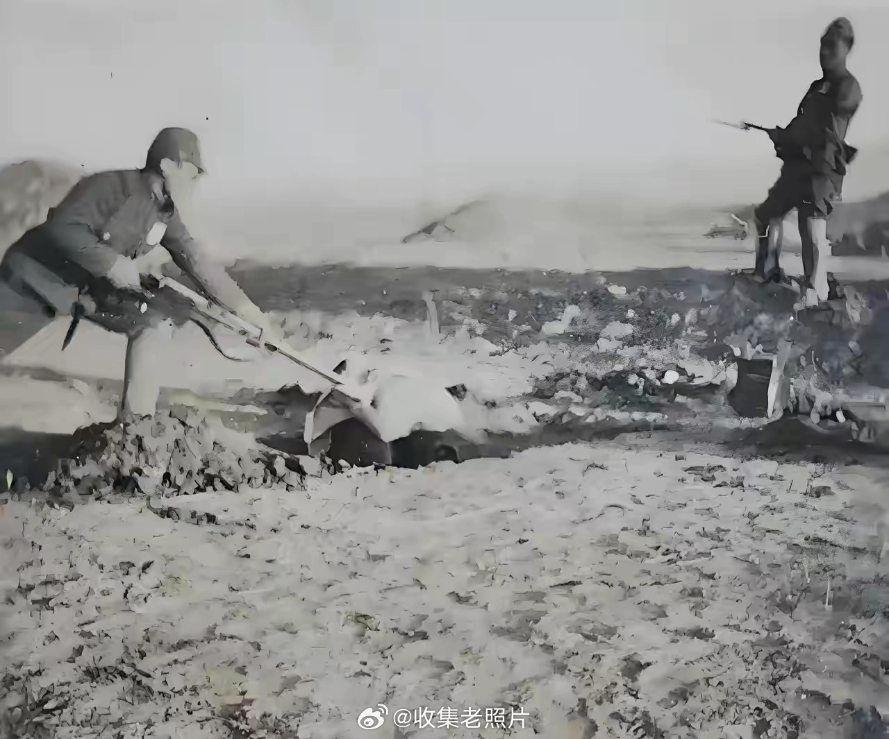 1937年，上海。日寇拿中国人练习刺杀。这是真实的历史画面，并非剧照。勿忘国耻，