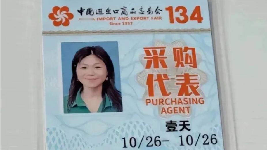 近日，上海网球大师赛看台上，这个女的起飞了，她在亏辱办事的工作人员，这下好了，被