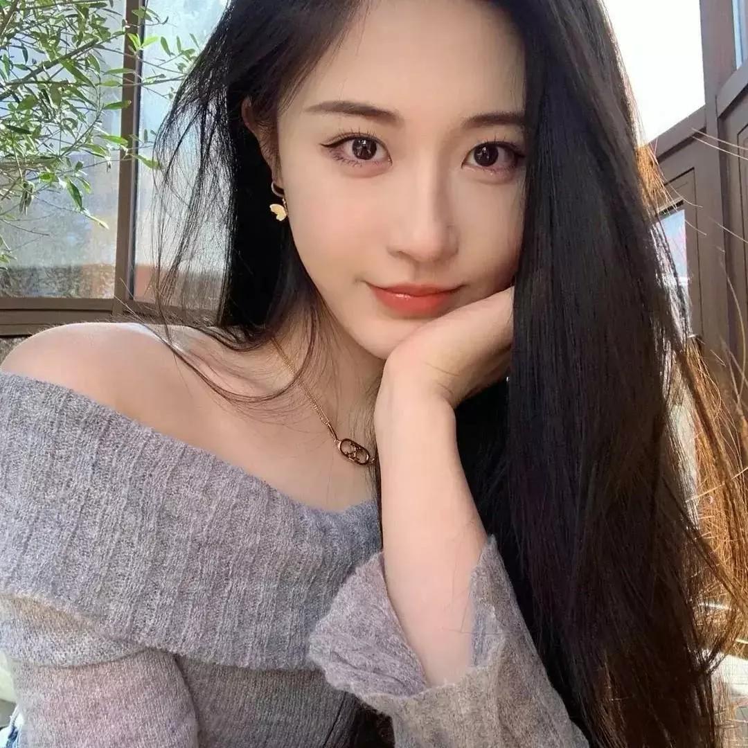 温柔的阳光洒下，她静静倚靠，笑靥如花。温柔感美女 阳光少女照 她笑靥如花 温柔感