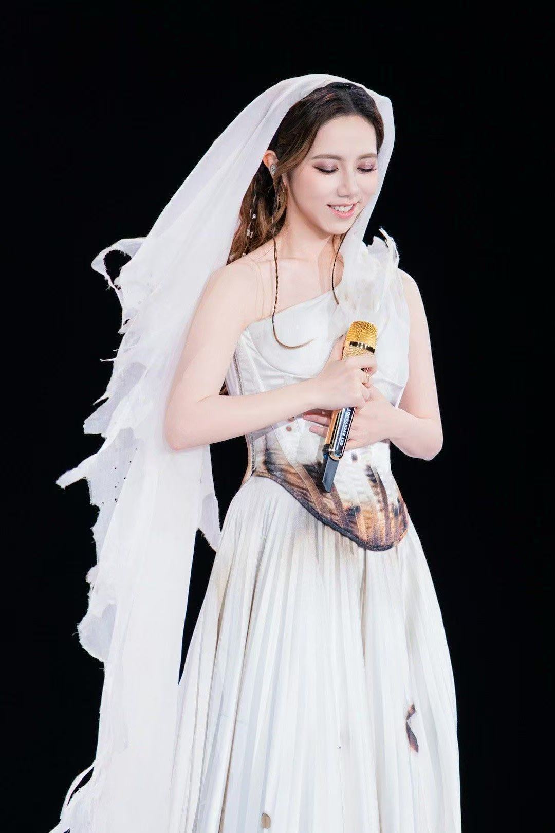 邓紫棋一个舞台打三份工 开麦稳如CD是她的基本操作，舞台视觉美学由她亲自操刀，整