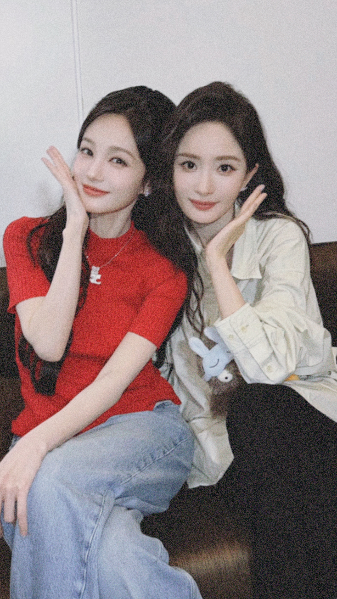 杨幂李一桐嘟嘴合照 喜欢看一些和谐的圈内美女贴贴！没有孤立通稿，只有女孩子之间纯