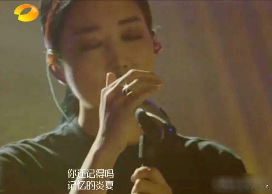 Alin来了才知道这季歌手的首发阵容有多虚，节目组编曲有多烂，有人开口飘，她开口