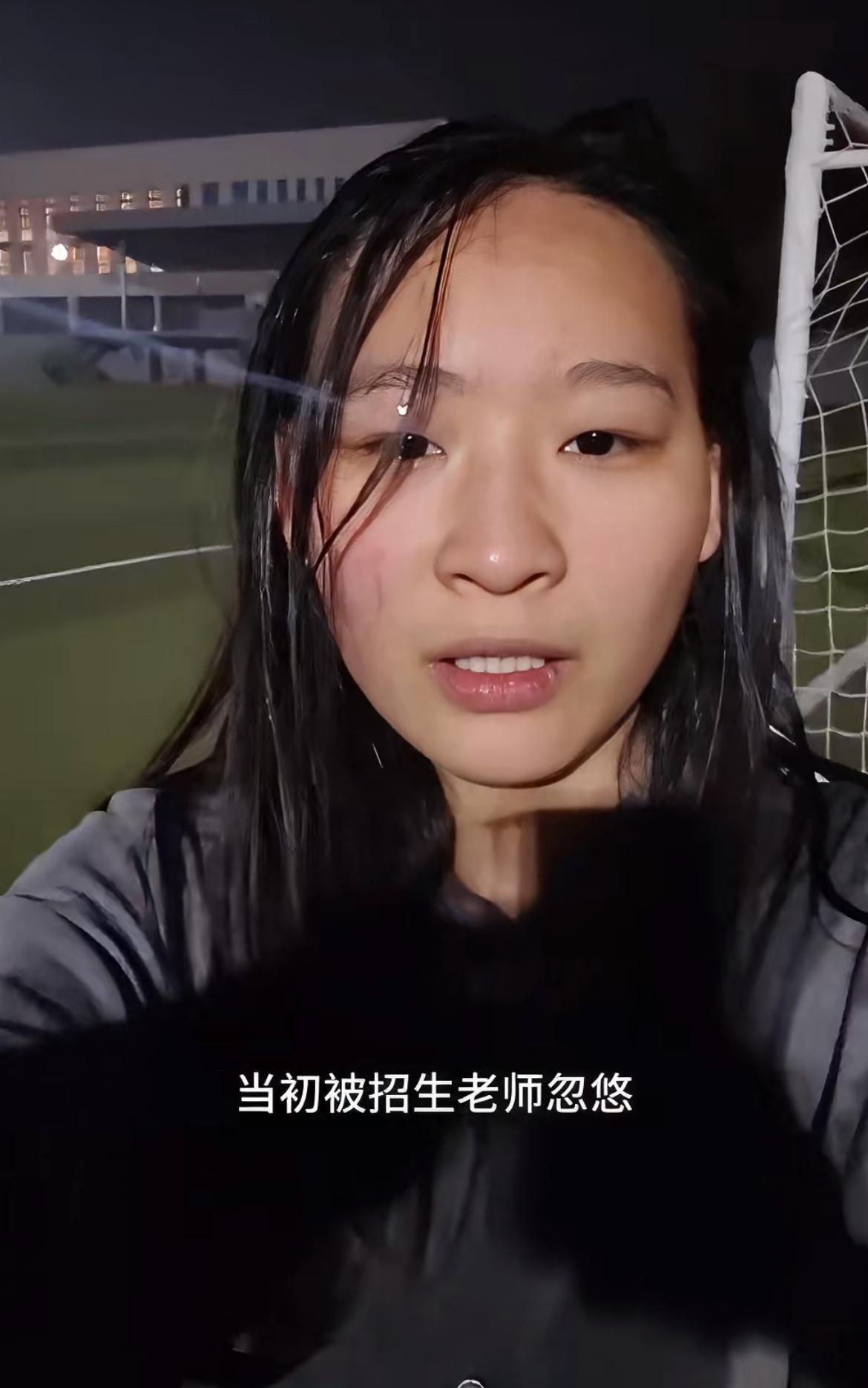 大二学生崩溃，学费一年两三万，被招生老师忽悠选了电子商务，说电子商务好就业，课本