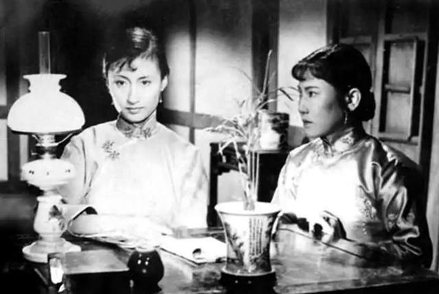 1945年，被关押6年的赵丹出狱，他满心欢喜的找到妻子后，却发现妻子挺着大肚子，