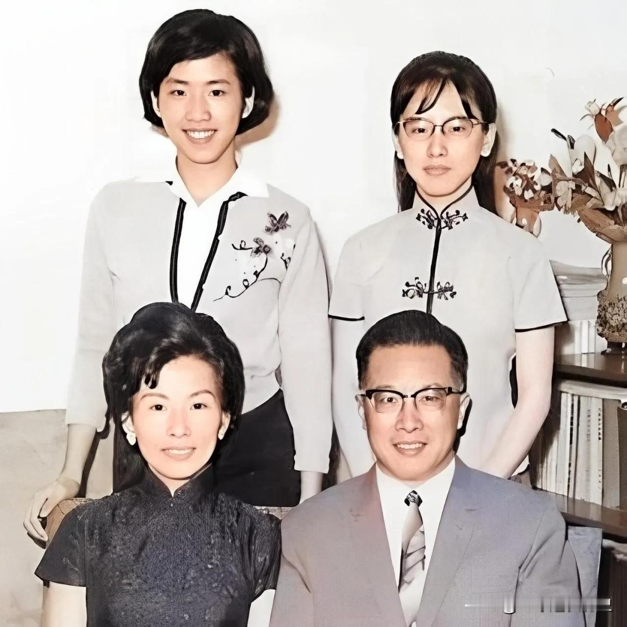 这张摄于上世纪六十年代初的合影，留存了青年洪秀柱与家人的温馨时刻。
前排安坐的是
