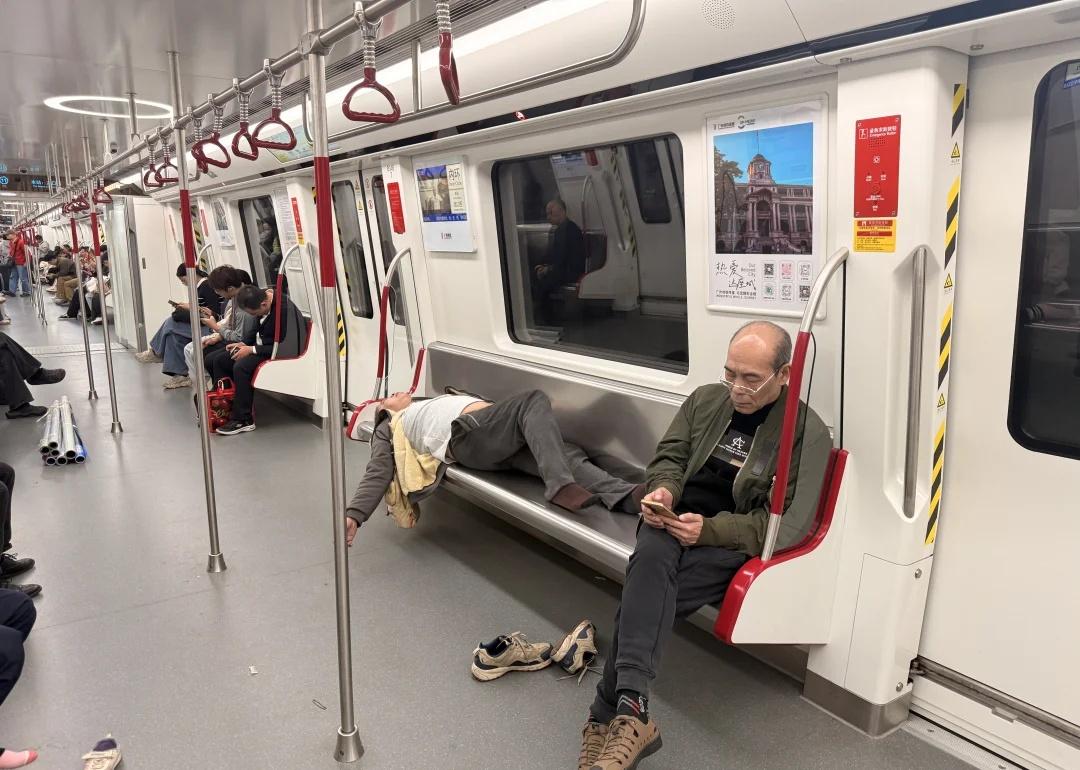 广州地铁客服真的有用！
96891 认准广州地铁客服
看到有个大叔满身酒气 脱了