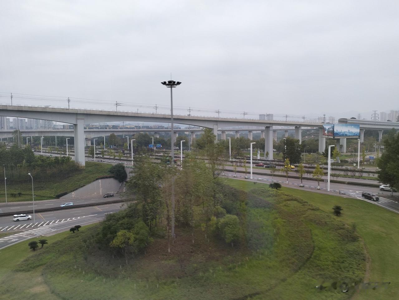 乘坐重庆轨道交通6号线列车经过长生桥与刘家坪区间，图中这一片是石塔立交，旁边的高