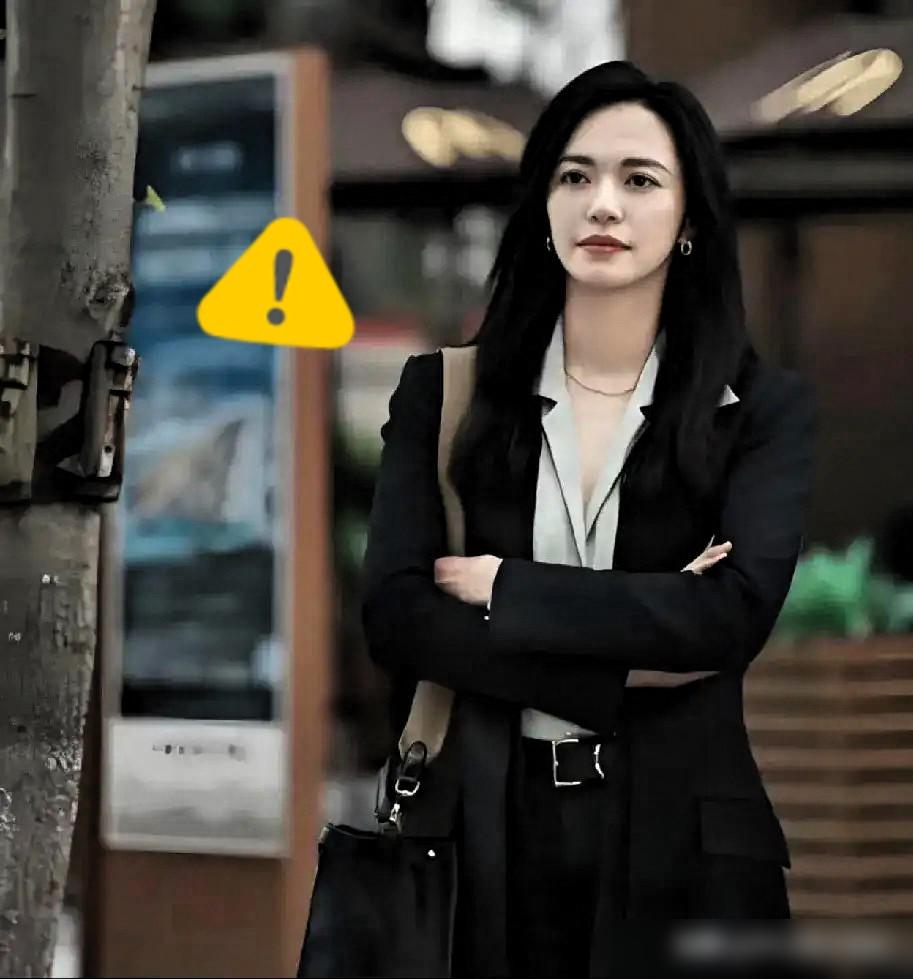 撕开姚晨“受害者”的外衣，才发现凌潇肃的7年婚姻，藏着4个男人的名字。
你是不