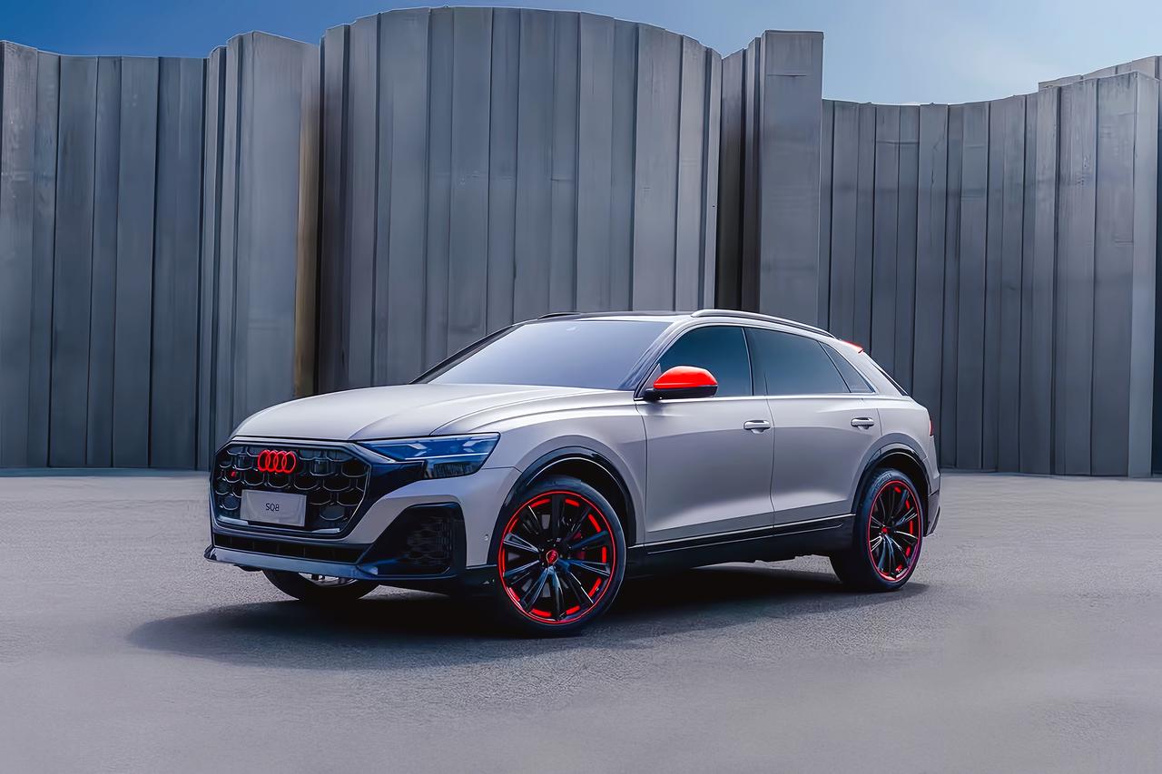 114万买奥迪SQ8，你们觉得值吗？4.0T V8、4.1秒破百，确实猛，一脚下